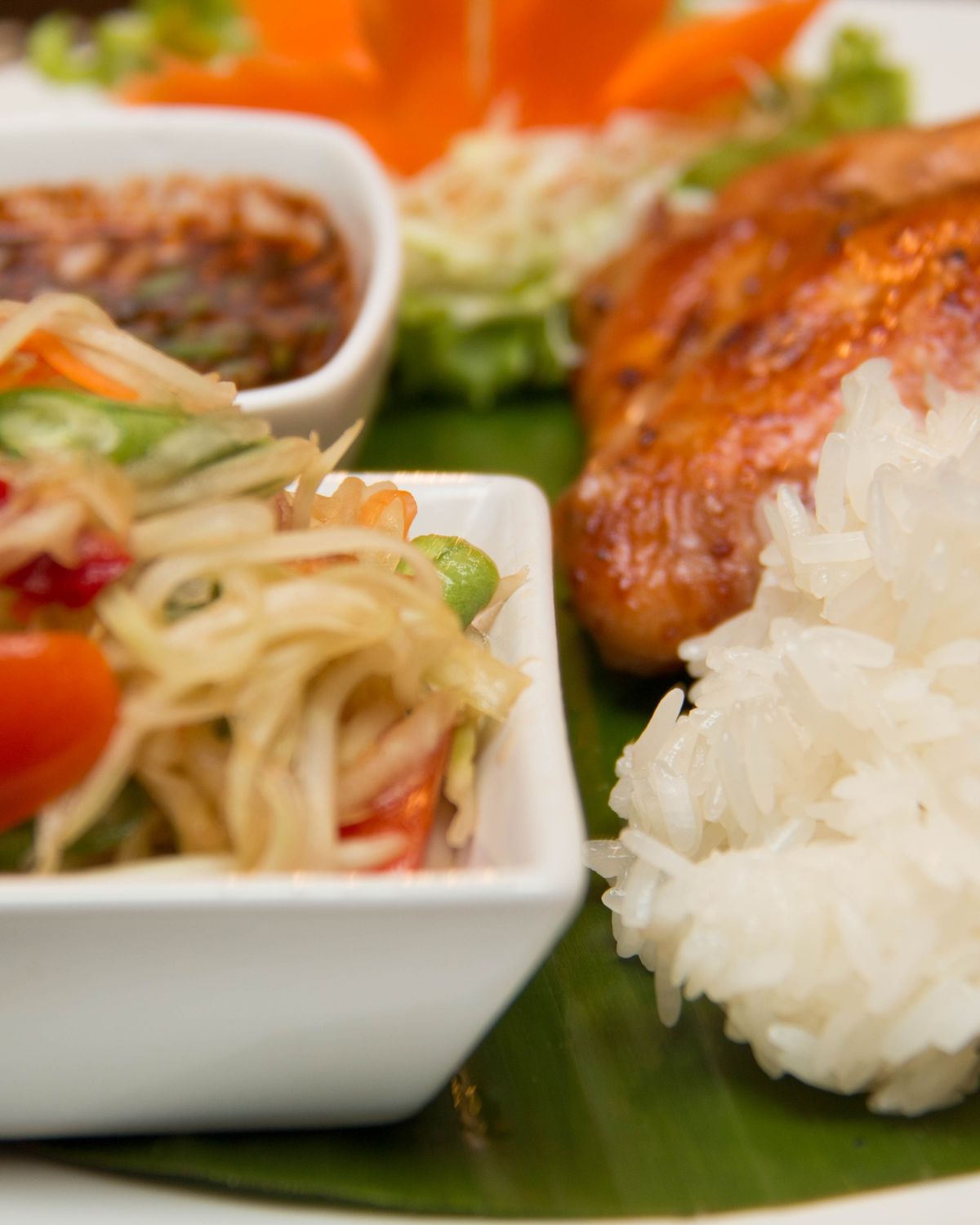 Chang Thai Kitchen の料理。ガイヤーン(タイ風焼き鳥)とソムタム(青パパイヤのサラダ)
